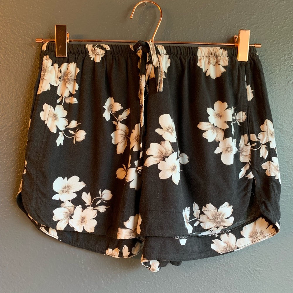 Brandy Melville Floral Black Eve Shorts One Size - Picture 1 of 6
